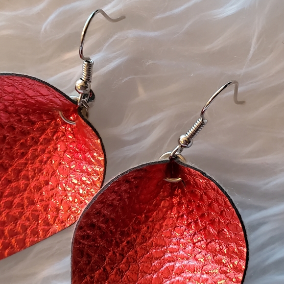 i4 NEW Red  Leaf-Cut Design Earrings - Picture 4 of 5